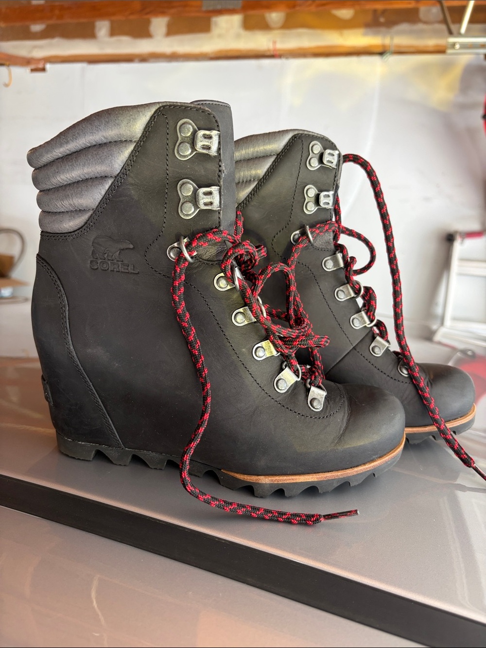 Sorel conquest wedge boot black lumberjack laces red like new 7US leather wedge
